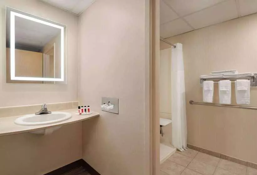 هتل Howard Johnson  By Wyndham South Portland