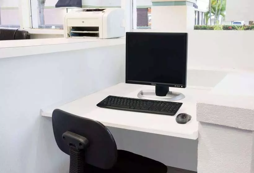 Szálloda Howard Johnson By Wyndham Vero Beach / Downtown