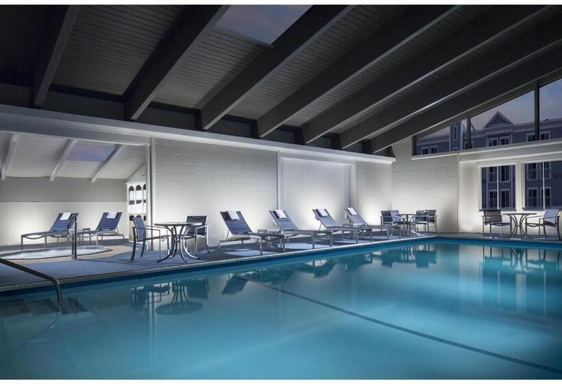 هتل Hyannis Harbor