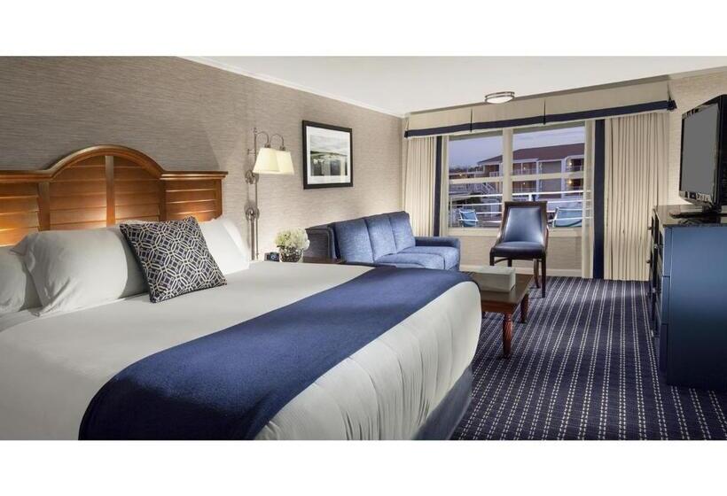 هتل Hyannis Harbor