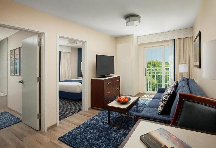 هتل Hyannis Harbor