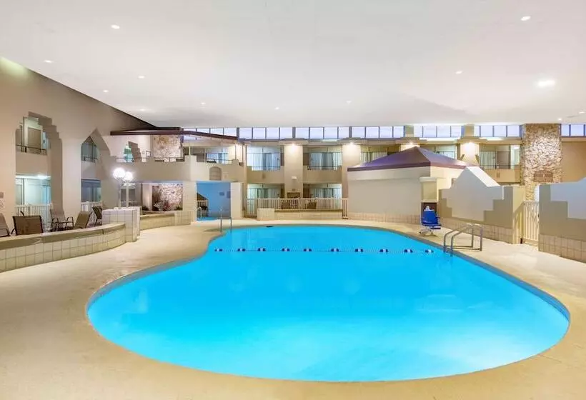 Hotel Ramada By Wyndham Midtown Grand Island