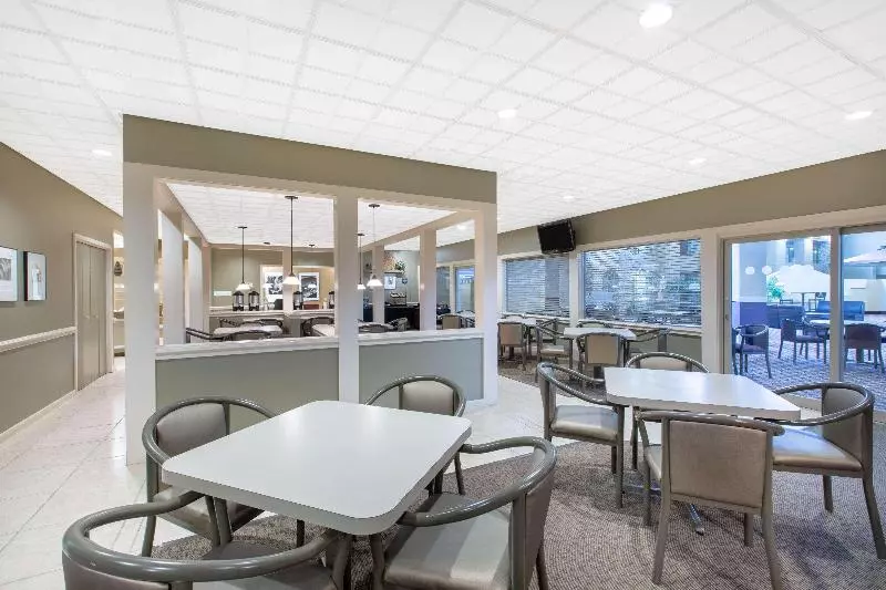 Hotel Ramada By Wyndham Midtown Grand Island