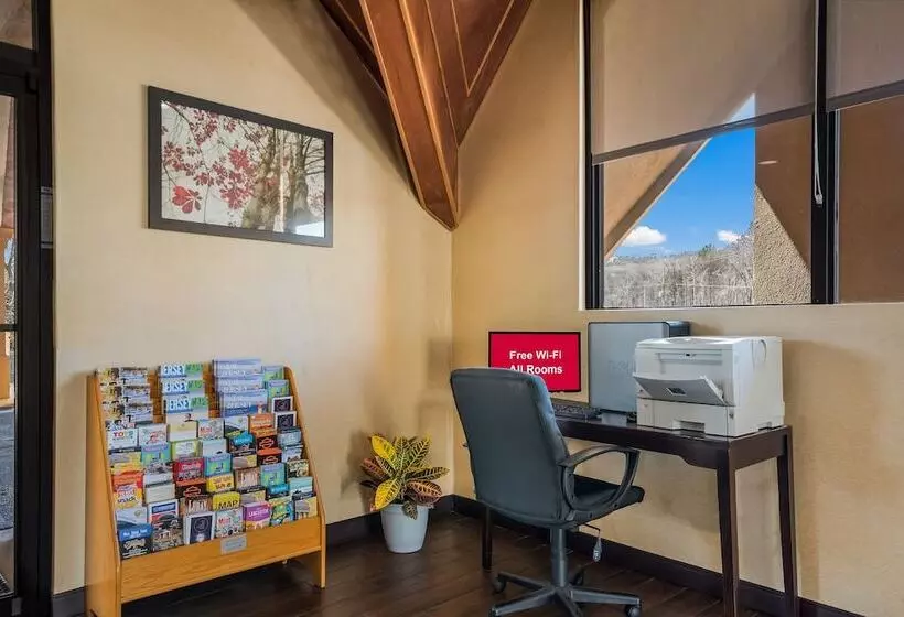 فندق Red Roof Inn And Suites Newark   University