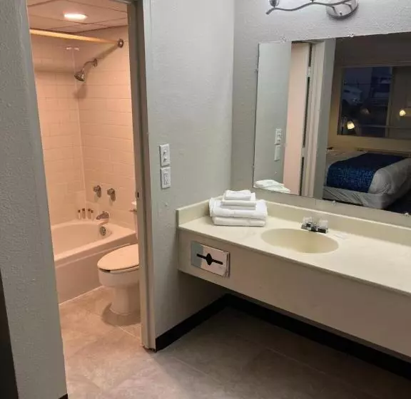 هتل Travelodge By Wyndham Lincoln Northeast