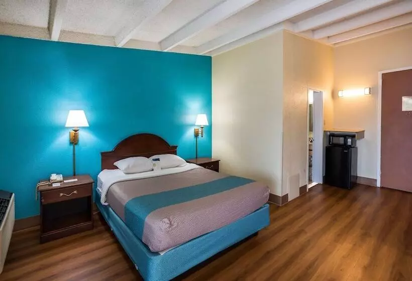 Отель Red Carpet Inn & Suites