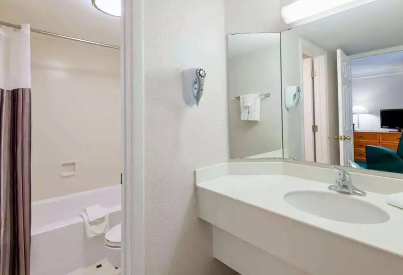 בית מלון כפרי La Quinta Inn By Wyndham Farmington