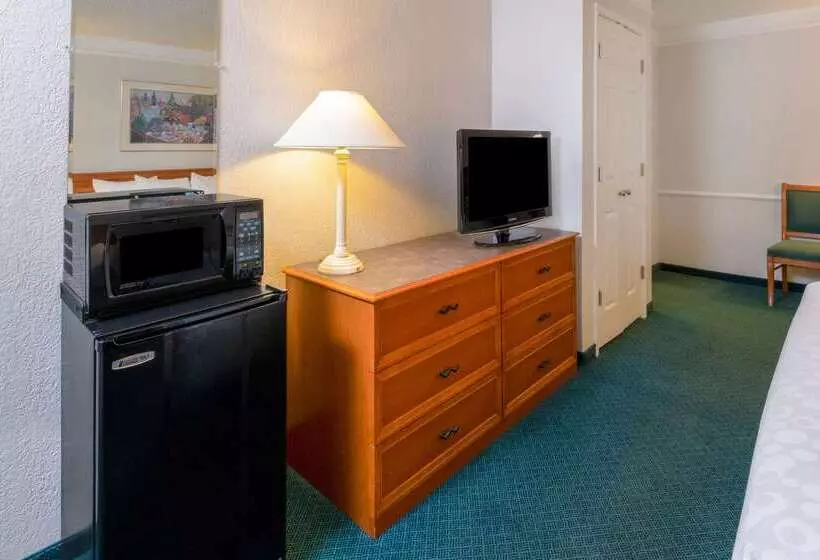 בית מלון כפרי La Quinta Inn By Wyndham Farmington