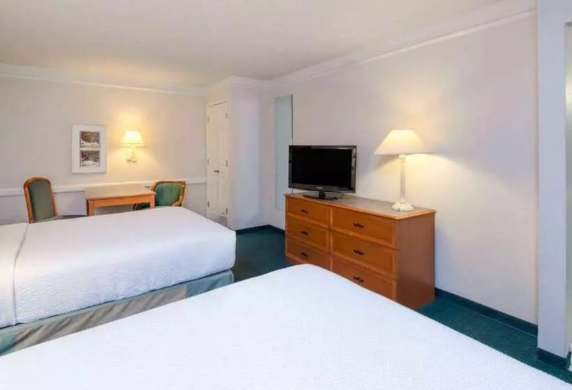 בית מלון כפרי La Quinta Inn By Wyndham Farmington