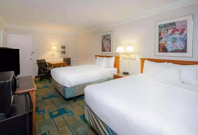 בית מלון כפרי La Quinta Inn By Wyndham Farmington