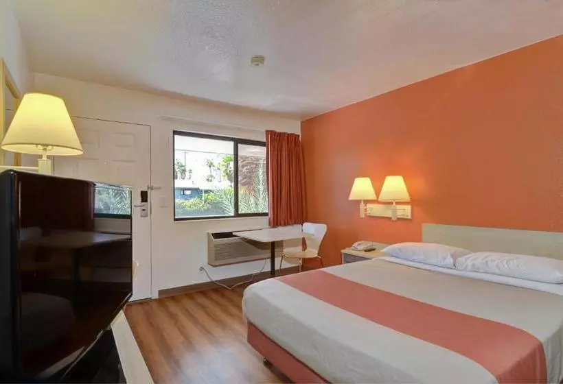 Motel 6 Palm Springs, Ca   East   Palm Canyon