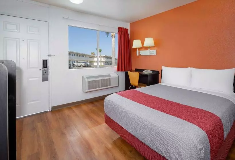 Motel 6 Ventura, Ca   Beach