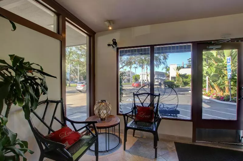 Мотель La Avenida Inn