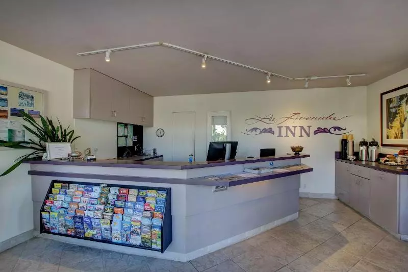 Мотель La Avenida Inn