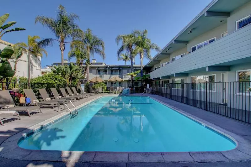 Мотель La Avenida Inn