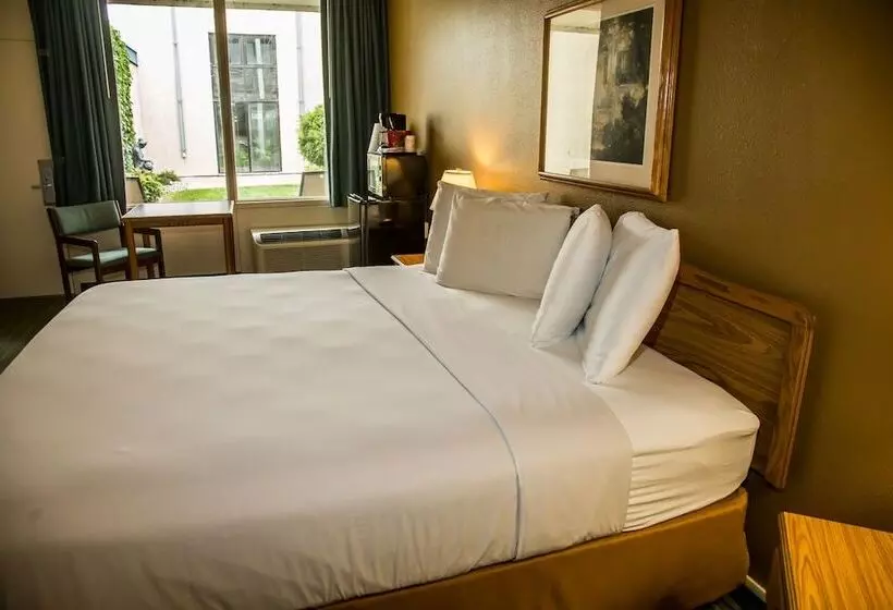 Hotel Baymont By Wyndham Fargo