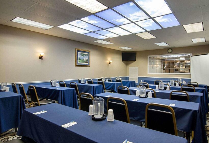 בית מלון כפרי Comfort Inn University Center