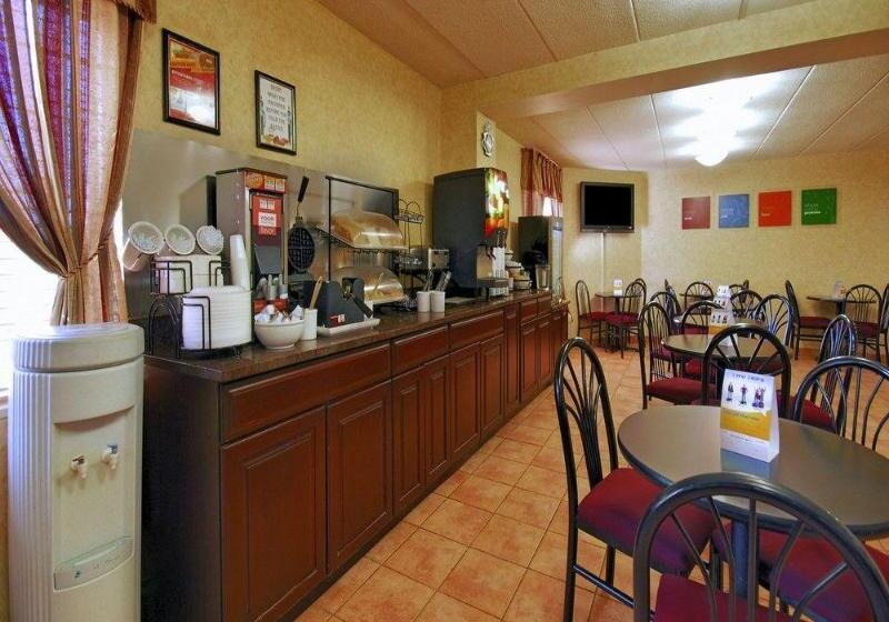 בית מלון כפרי Comfort Inn University Center