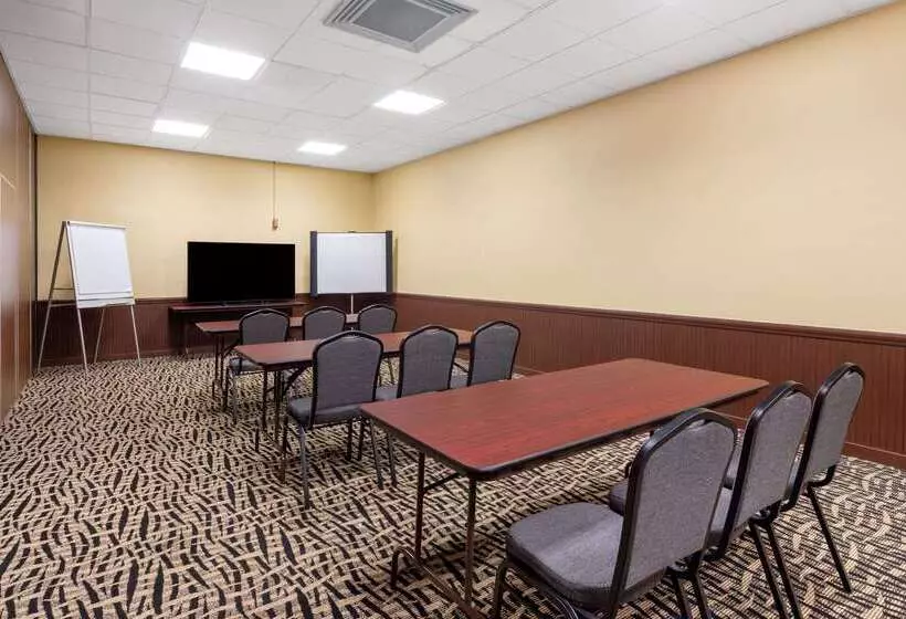 호텔 Days Inn By Wyndham Titusville Kennedy Space Center