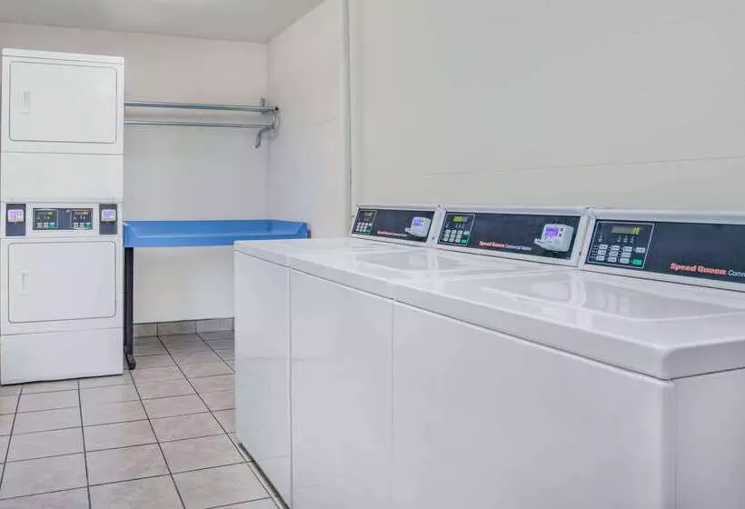 호텔 Days Inn By Wyndham Titusville Kennedy Space Center