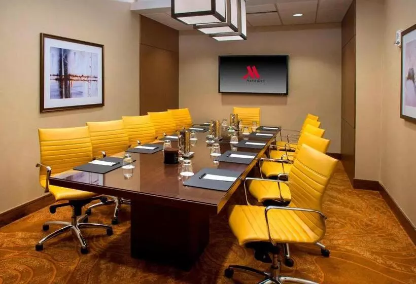 Отель Newark Liberty International Airport Marriott