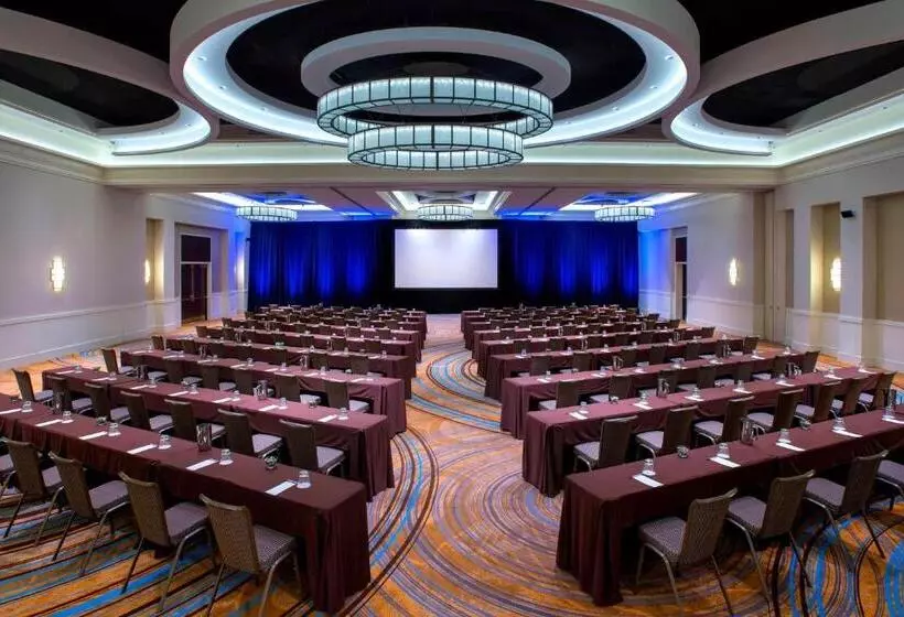 Отель Newark Liberty International Airport Marriott