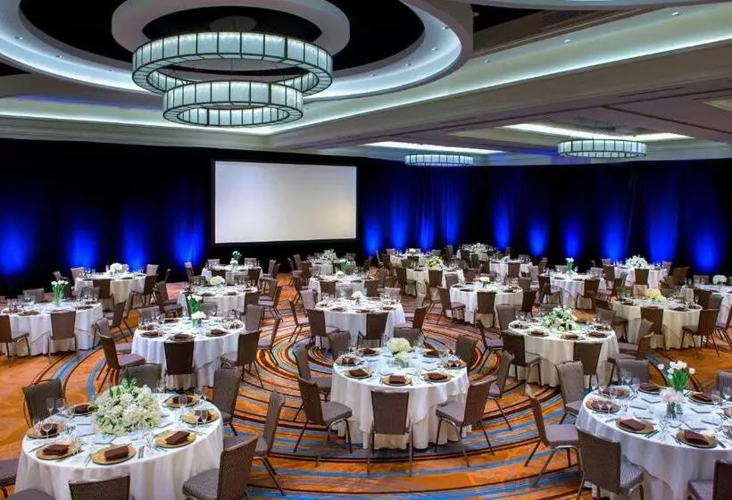 Отель Newark Liberty International Airport Marriott