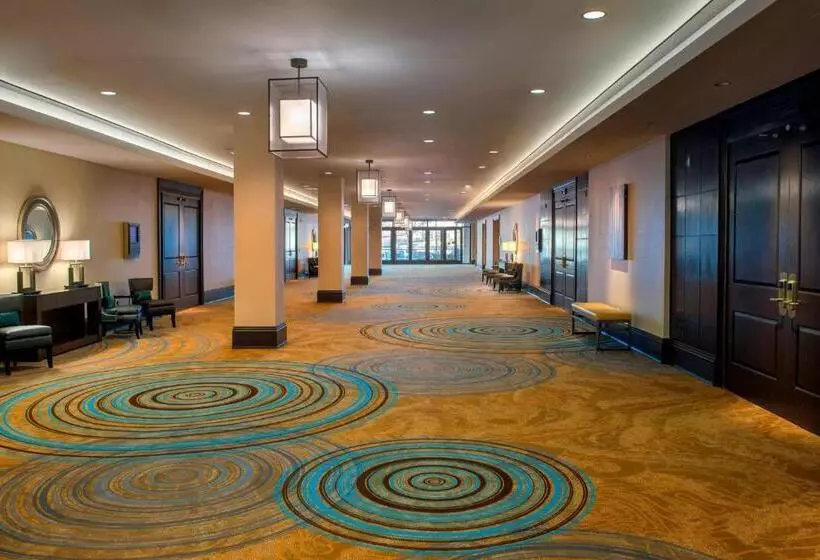 Отель Newark Liberty International Airport Marriott