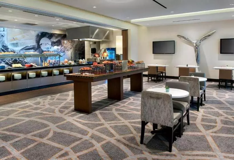 Отель Newark Liberty International Airport Marriott