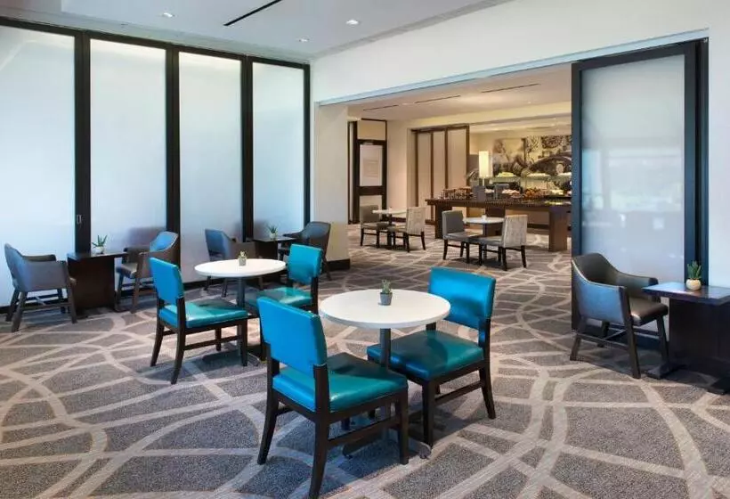 Отель Newark Liberty International Airport Marriott