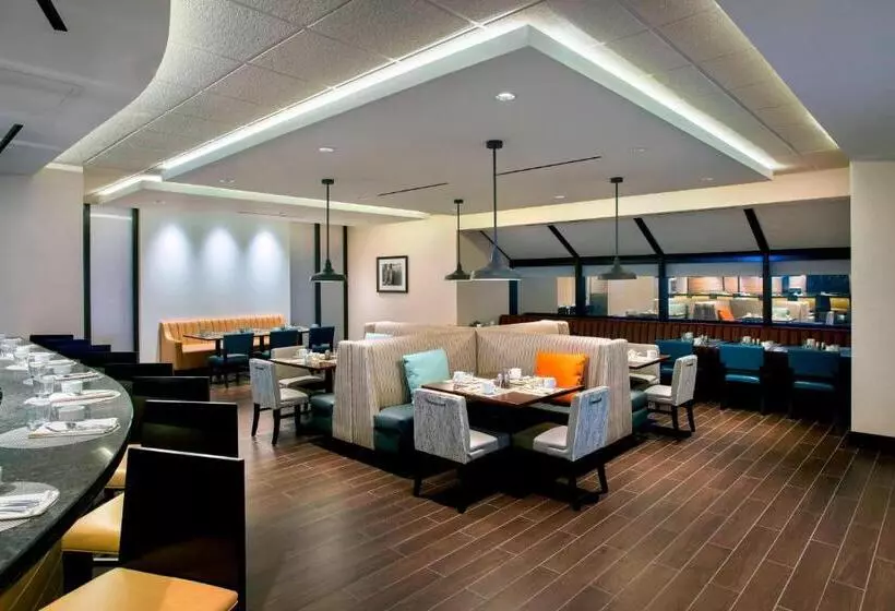 Отель Newark Liberty International Airport Marriott