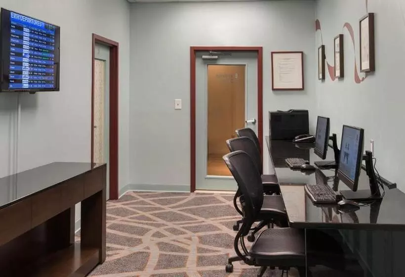 Отель Newark Liberty International Airport Marriott