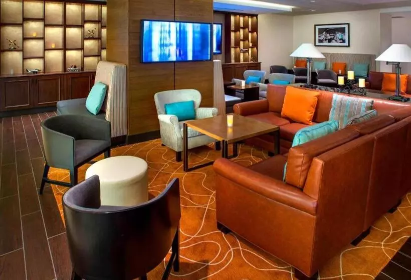 Отель Newark Liberty International Airport Marriott