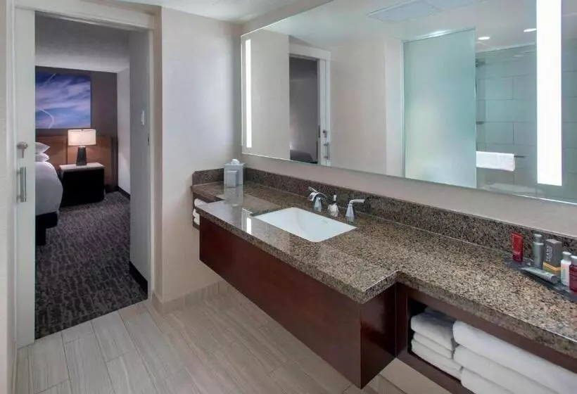 Отель Newark Liberty International Airport Marriott