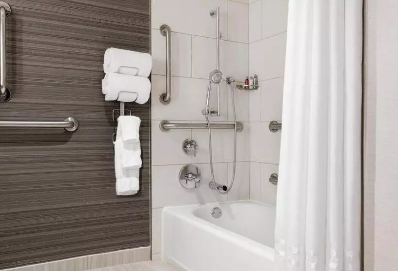 Отель Newark Liberty International Airport Marriott