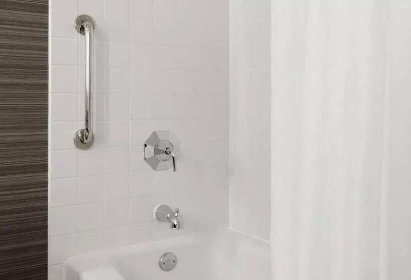 Отель Newark Liberty International Airport Marriott