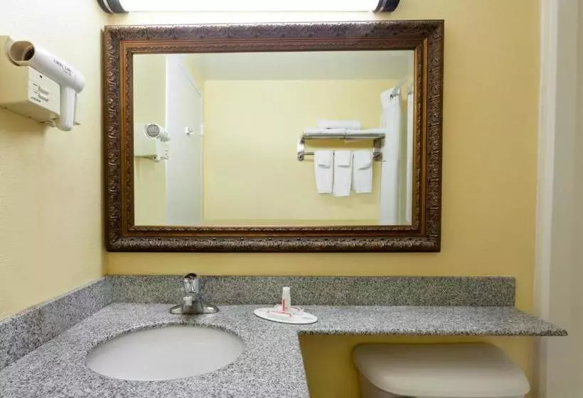 בית מלון כפרי Days Inn By Wyndham Bowling Green