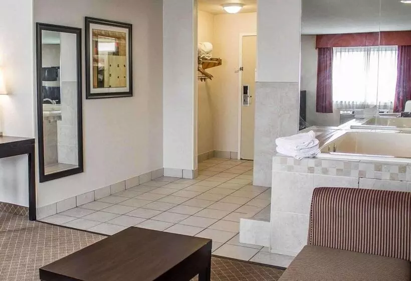 בית מלון כפרי Norwood Inn & Suites North Conference Center