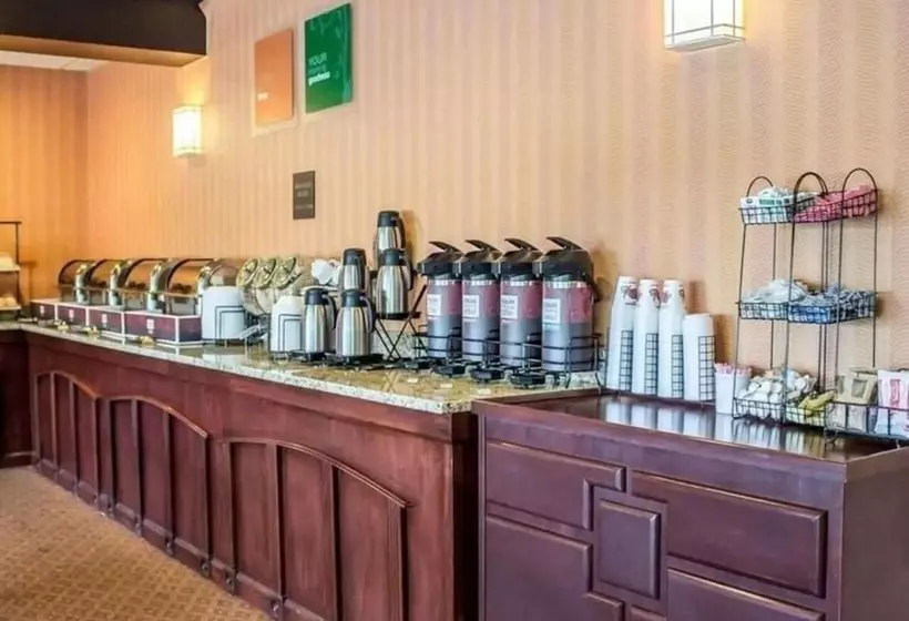 בית מלון כפרי Norwood Inn & Suites North Conference Center