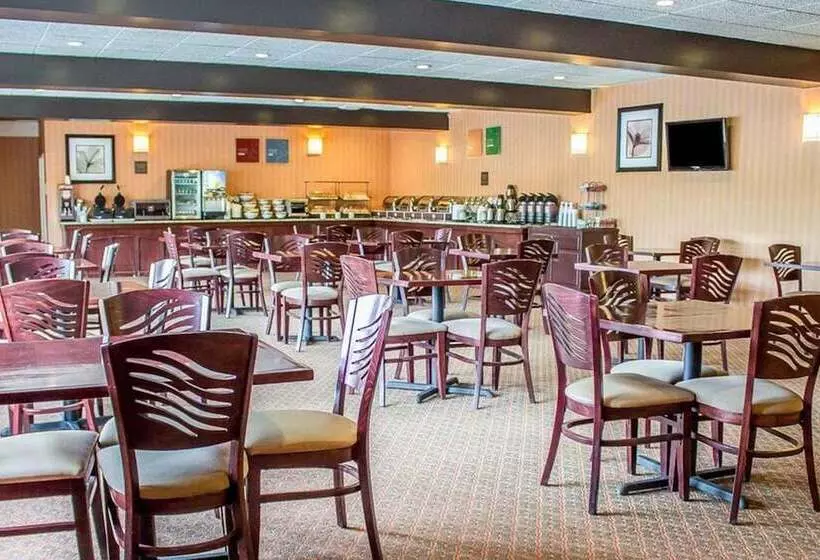 בית מלון כפרי Norwood Inn & Suites North Conference Center