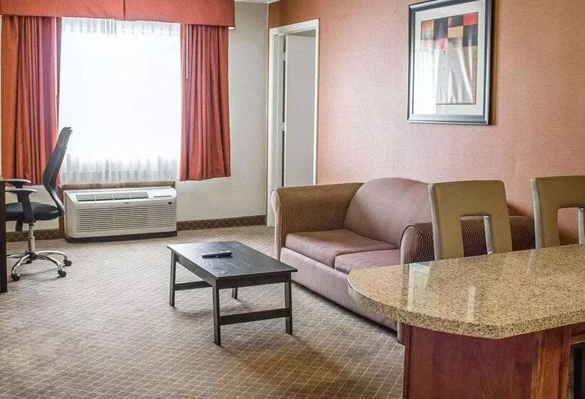 בית מלון כפרי Norwood Inn & Suites North Conference Center