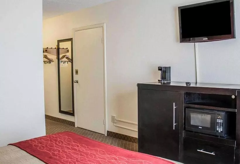 בית מלון כפרי Norwood Inn & Suites North Conference Center