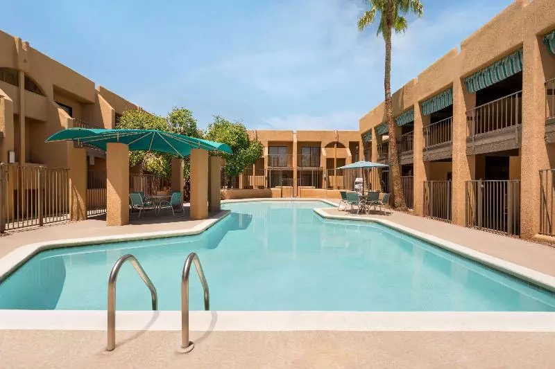 호텔 Ramada By Wyndham Tucson Airport