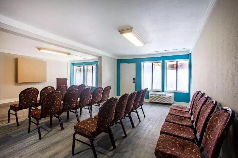 酒店 Super 8 By Wyndham Mobile I65