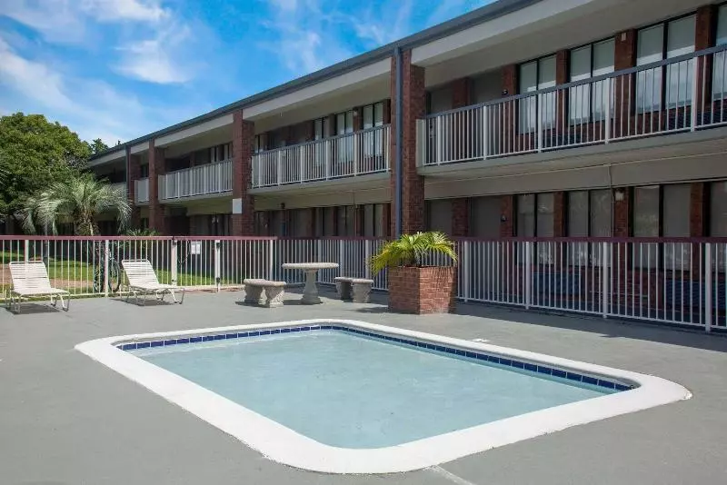 酒店 Super 8 By Wyndham Mobile I65