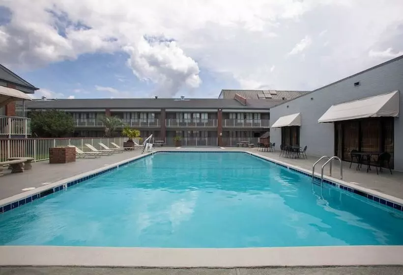 酒店 Super 8 By Wyndham Mobile I65