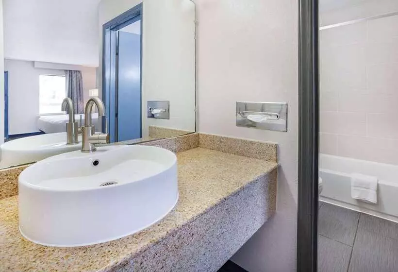 Hotelli Days Inn By Wyndham Raleigh Glenwoodcrabtree