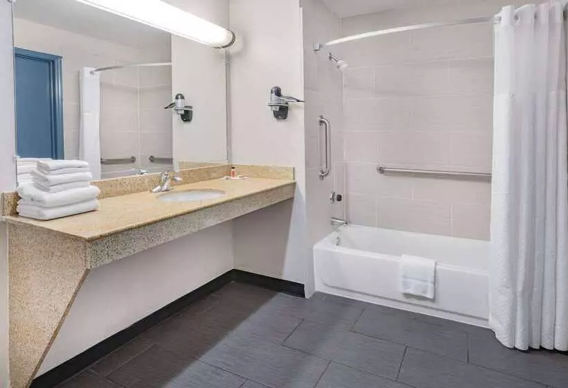 Hotelli Days Inn By Wyndham Raleigh Glenwoodcrabtree