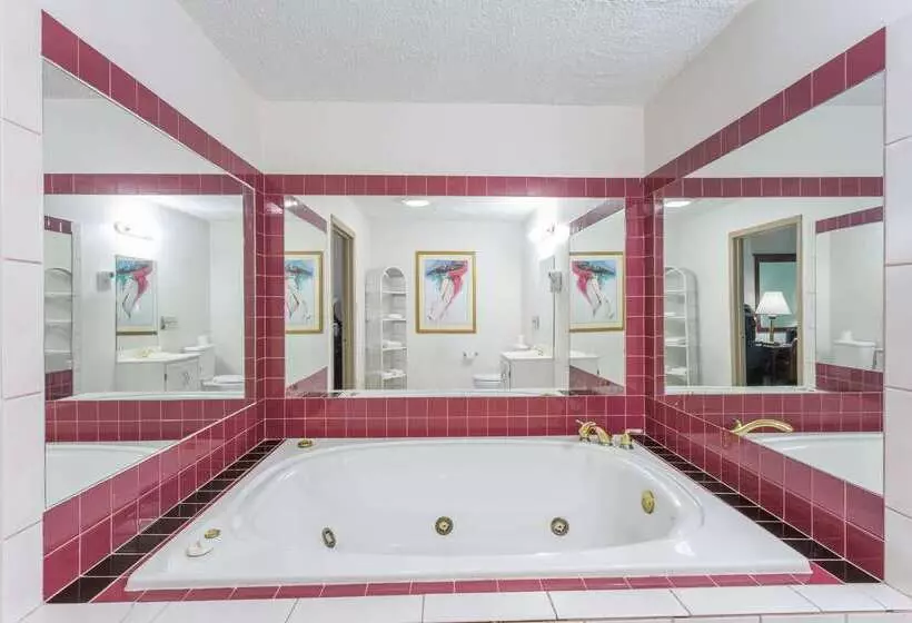 Hotelli Days Inn By Wyndham Raleigh Glenwoodcrabtree