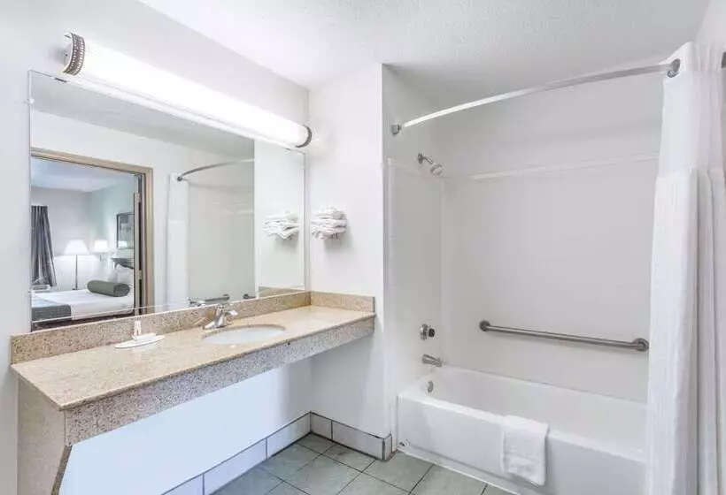 Hotelli Days Inn By Wyndham Raleigh Glenwoodcrabtree